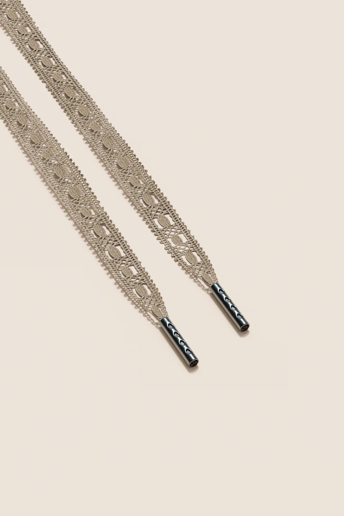 Senkels Bone White Crochet Shoelaces with Black Nickel Aglets