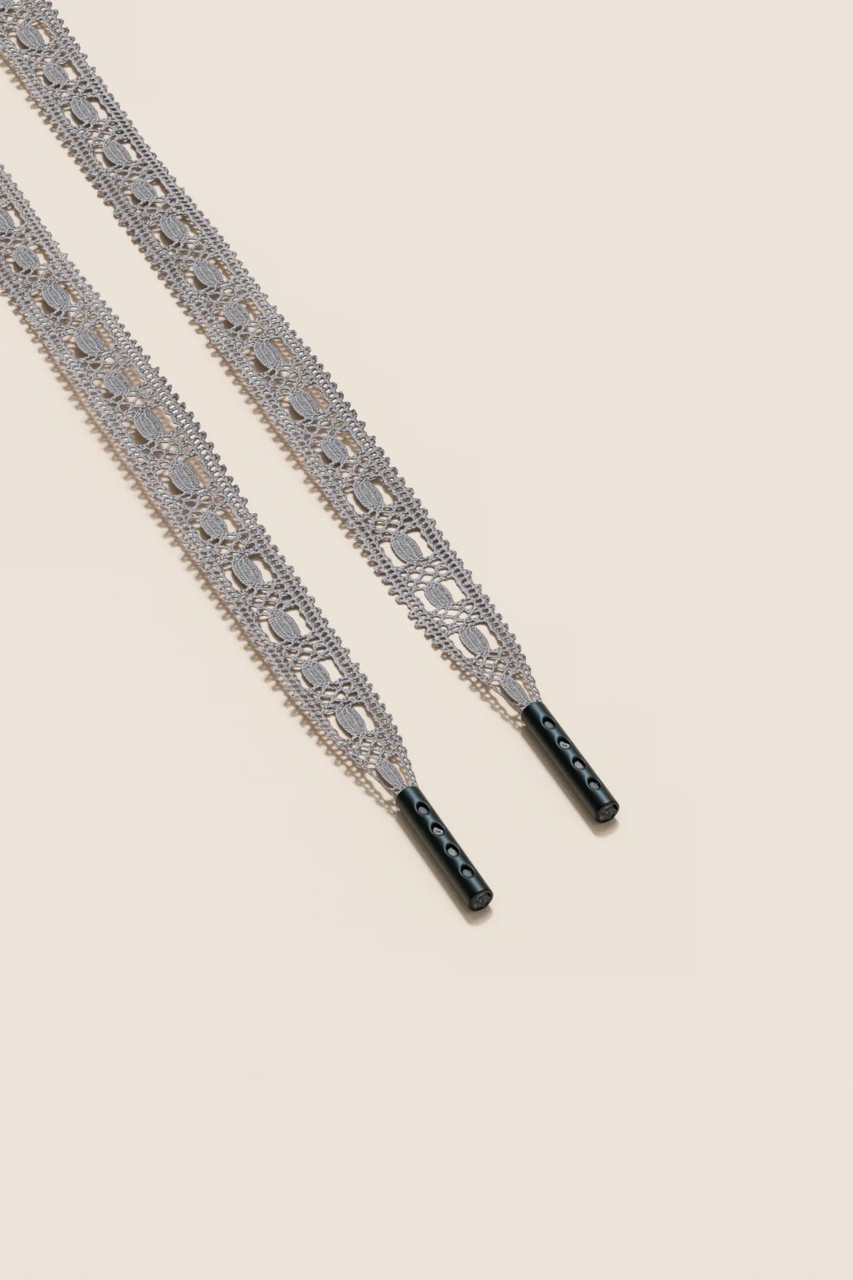 Senkels Light Grey Crochet Shoelaces with Black Matte Aglets