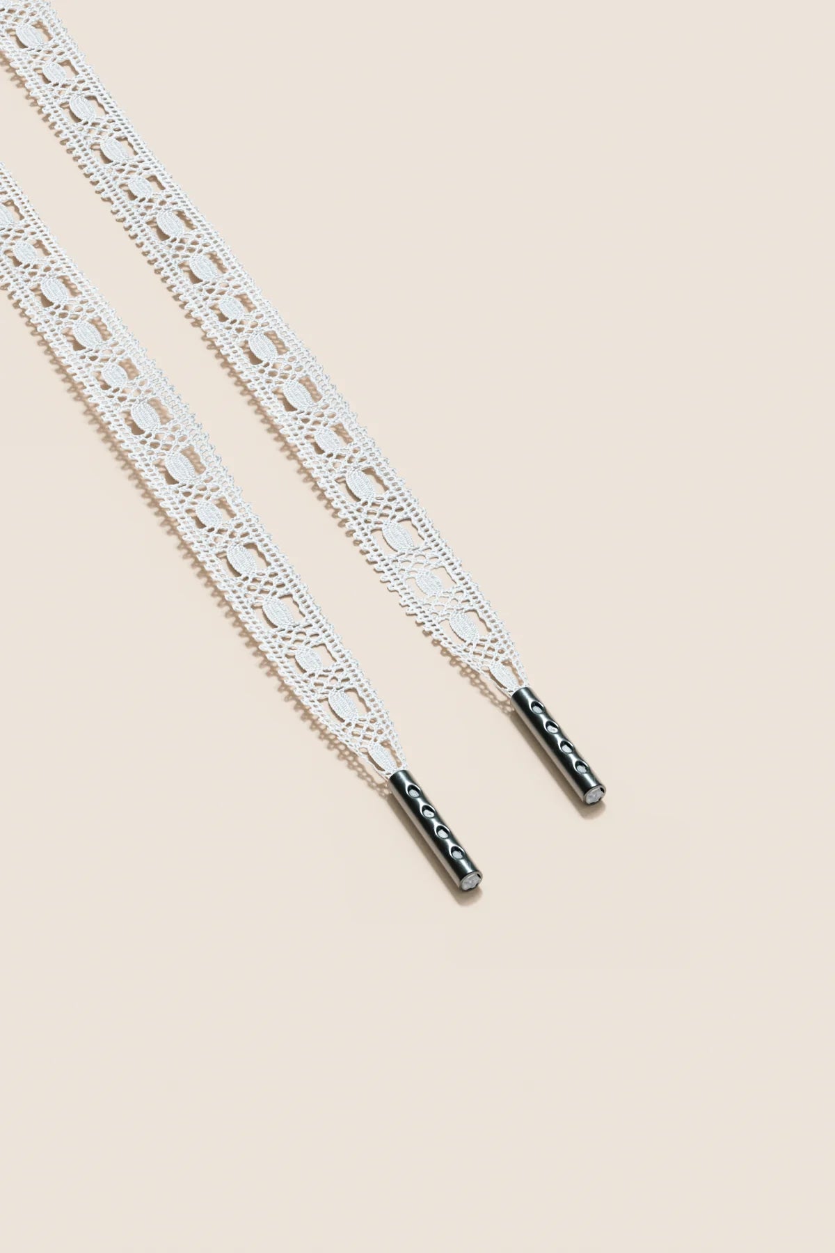 Senkels White Crochet Shoelaces with Black Nickel Aglets